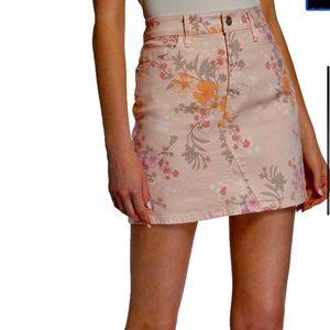 Sanctuary "Ryan" floral print skirt.🎉